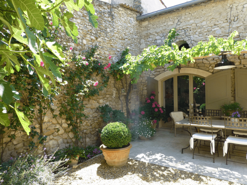 Provence Rundreise-Innenhof im Steinhaus