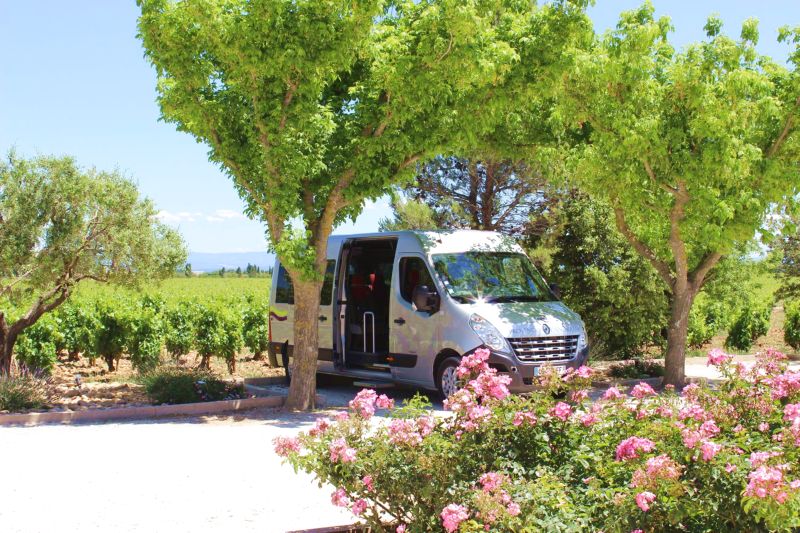 Genuss - Campervan auf dem Parkplatz des Weinguts in der Provence.
