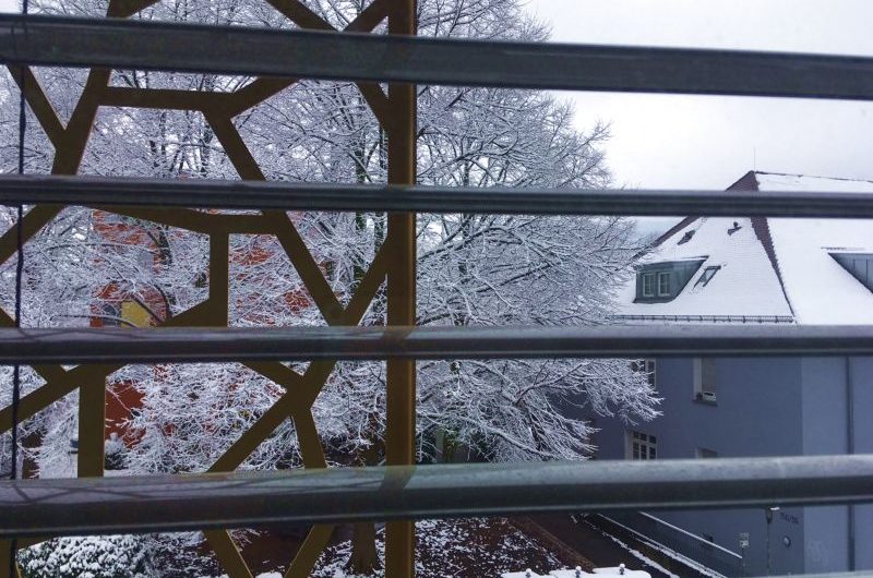 Auszeit - Blick aus dem Fenster auf Freiburg im Schnee.