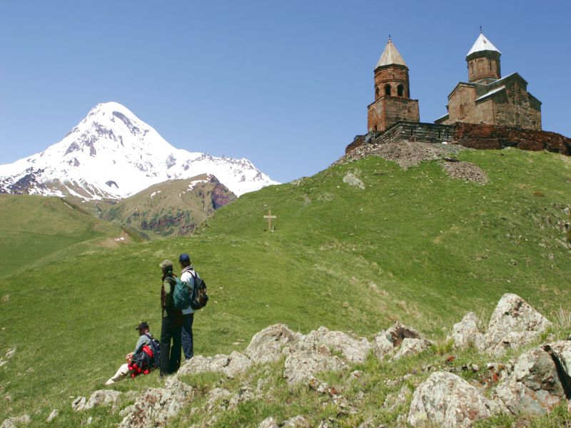 Auszeit - schneebedeckten Berge und Dreiflatigkeitskirche bei Kasbegi.