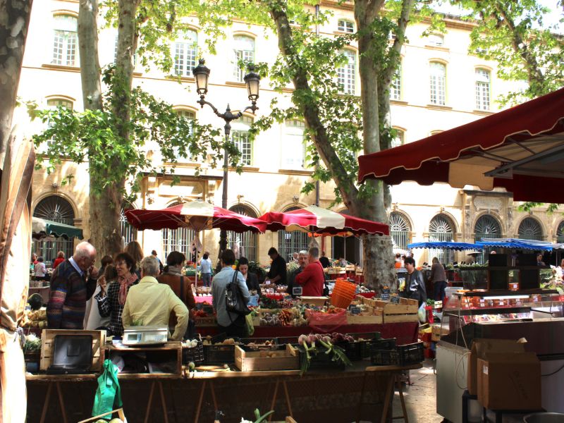 Genuss - Treiben auf dem Markt im Sommer in der Provence.