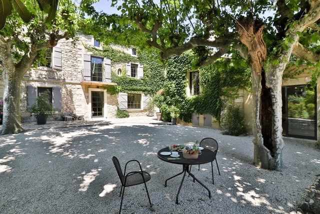 Provence Rundreise-Innenhof der Mas bei Avignon