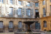 provence - Außenfassade und Brunnen in Aix-en-Provence in Südfrankreich.