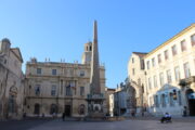 Provence - Platz mit einem Obelisk in der Innenstadt von Arles in der Provence.
