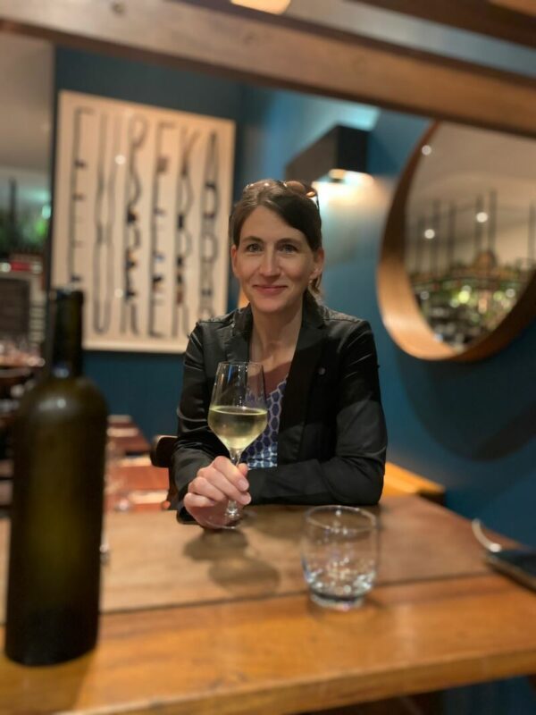 Reisekalender - A. Seele mit einem Weißweinglas in einem Restaurant Bordeaux.