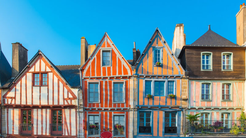 Bretagne Urlaub: Bunte Fachwerkhäuser in Vannes.