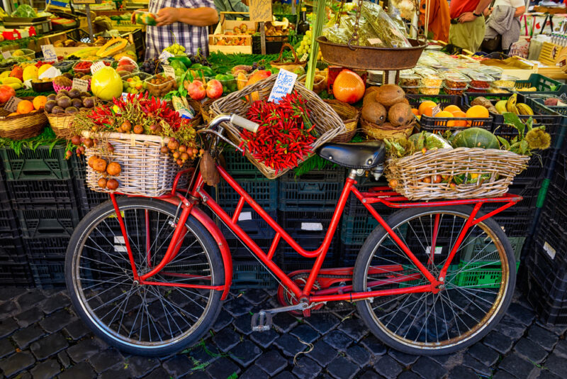 Piemont Hauptstadt: rotes Fahrrad auf dem Markt in Norditalien.