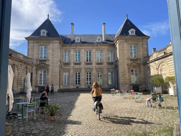Urlaub südfrankreich - Antje Seele auf einer Radtour in Bordeaux