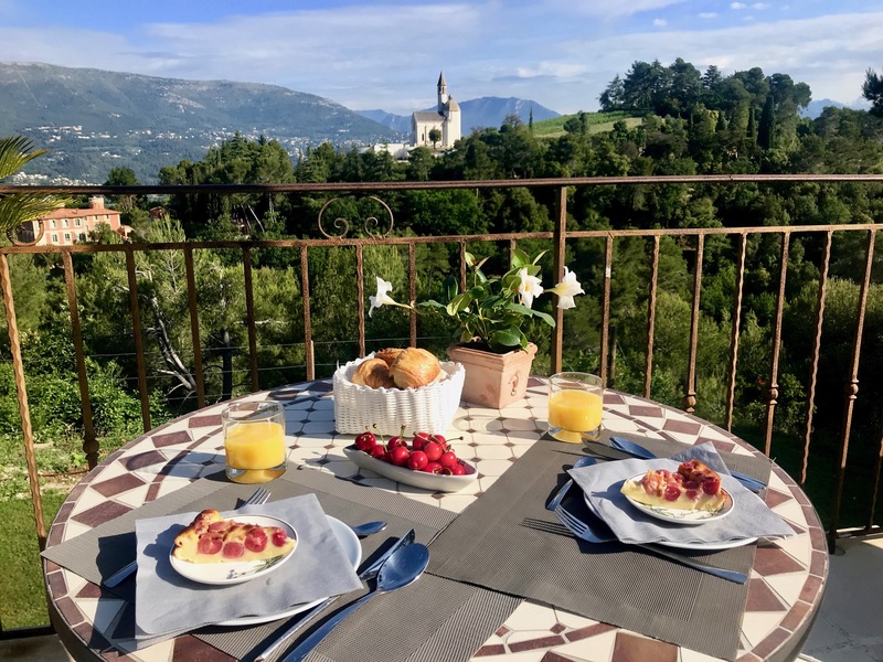 Côte d'Azur urlaub - Frühstück mit Blick auf die Berge und die Kathedrale.