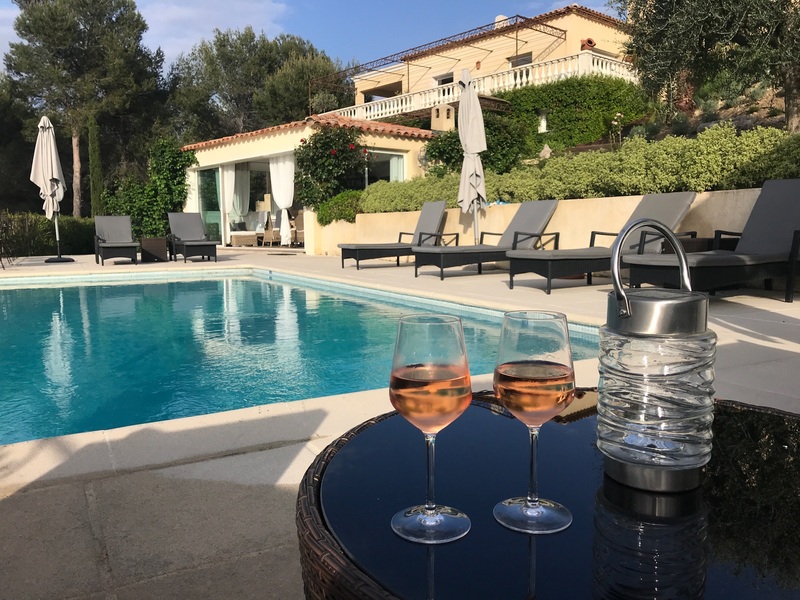 Côte d'Azur urlaub - Weingläser mit Blick auf den Pool und die Unterkunft.
