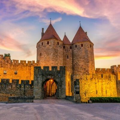 Katharer: Die Festungsstadt Carcassonne in abendlicher Stimmung bei Sonnenuntergang.