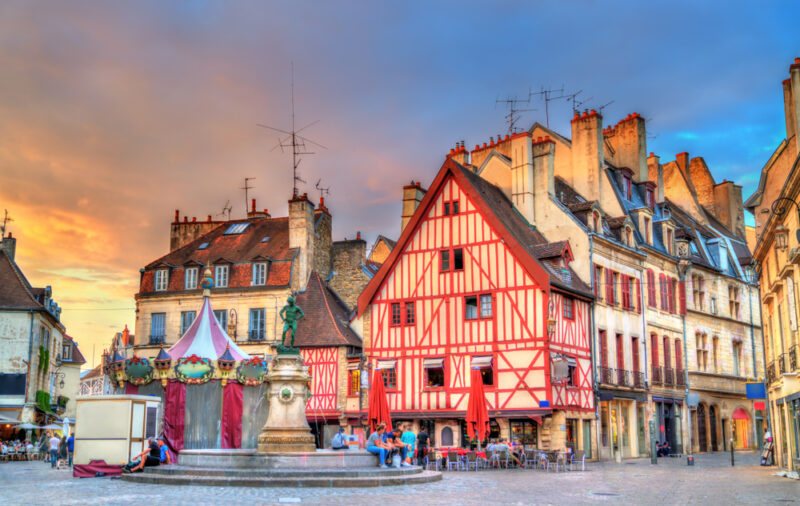 Wanderurlaub: Fachwerkhäuser in der Hauptstadt Dijon.