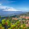 sizilien urlaub - Blick auf den Ätna und die Stadt Taormina.
